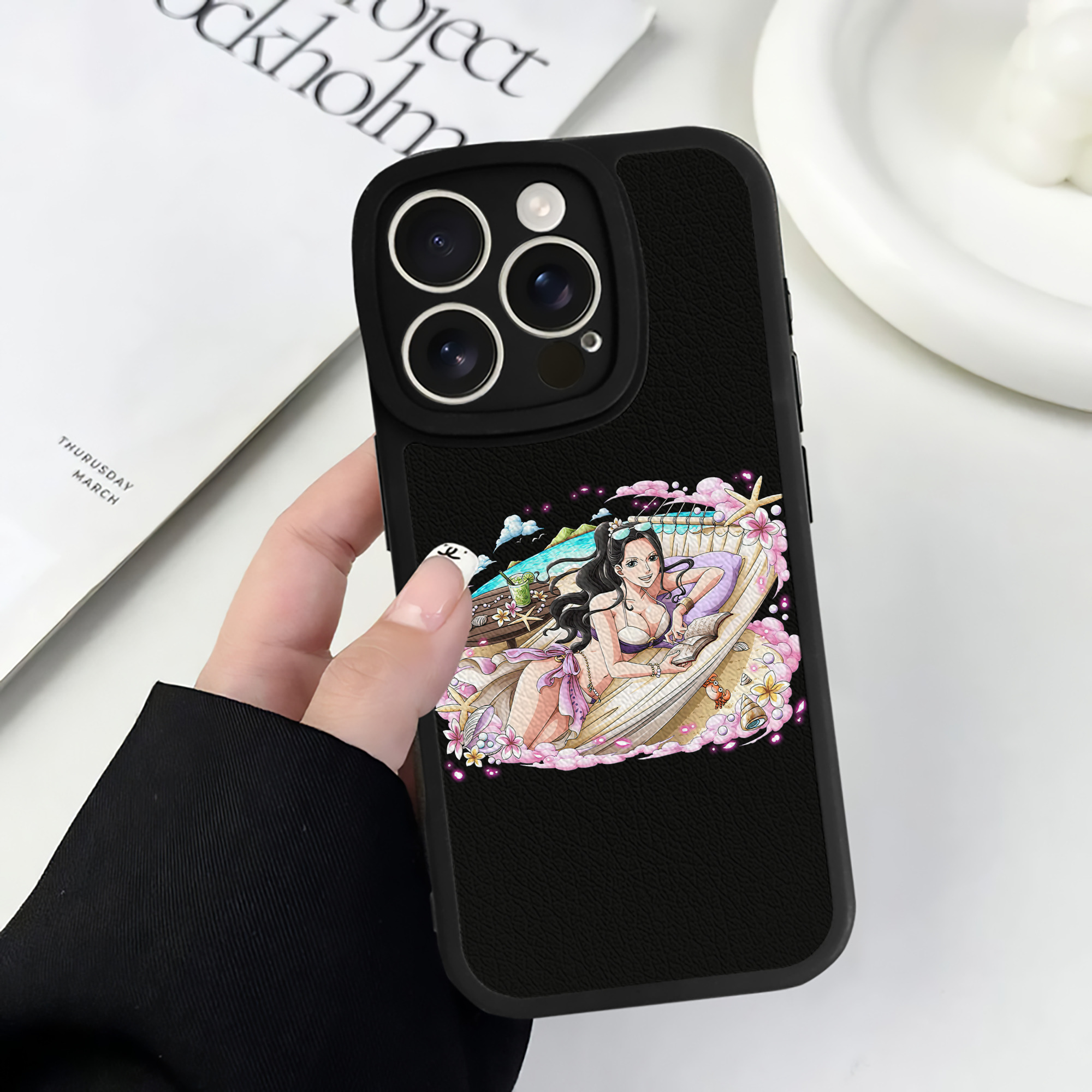 （画像用） ワンピース ニコ・ロビン ONE PIECE Nico Robin 【iPhone 16シリーズ対応】シリコンスマホケース（レザー調） 材質：シリコン